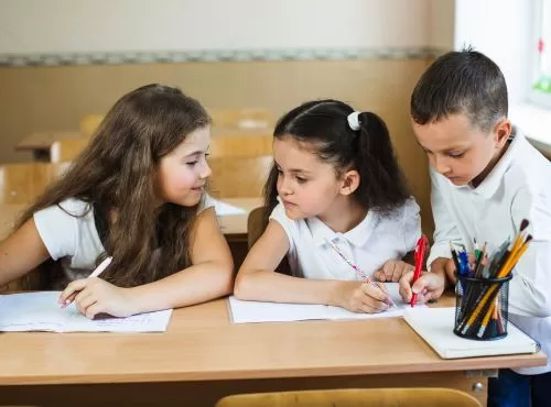 Freepik Assets "Free photo schoolchildren studying in classroom"